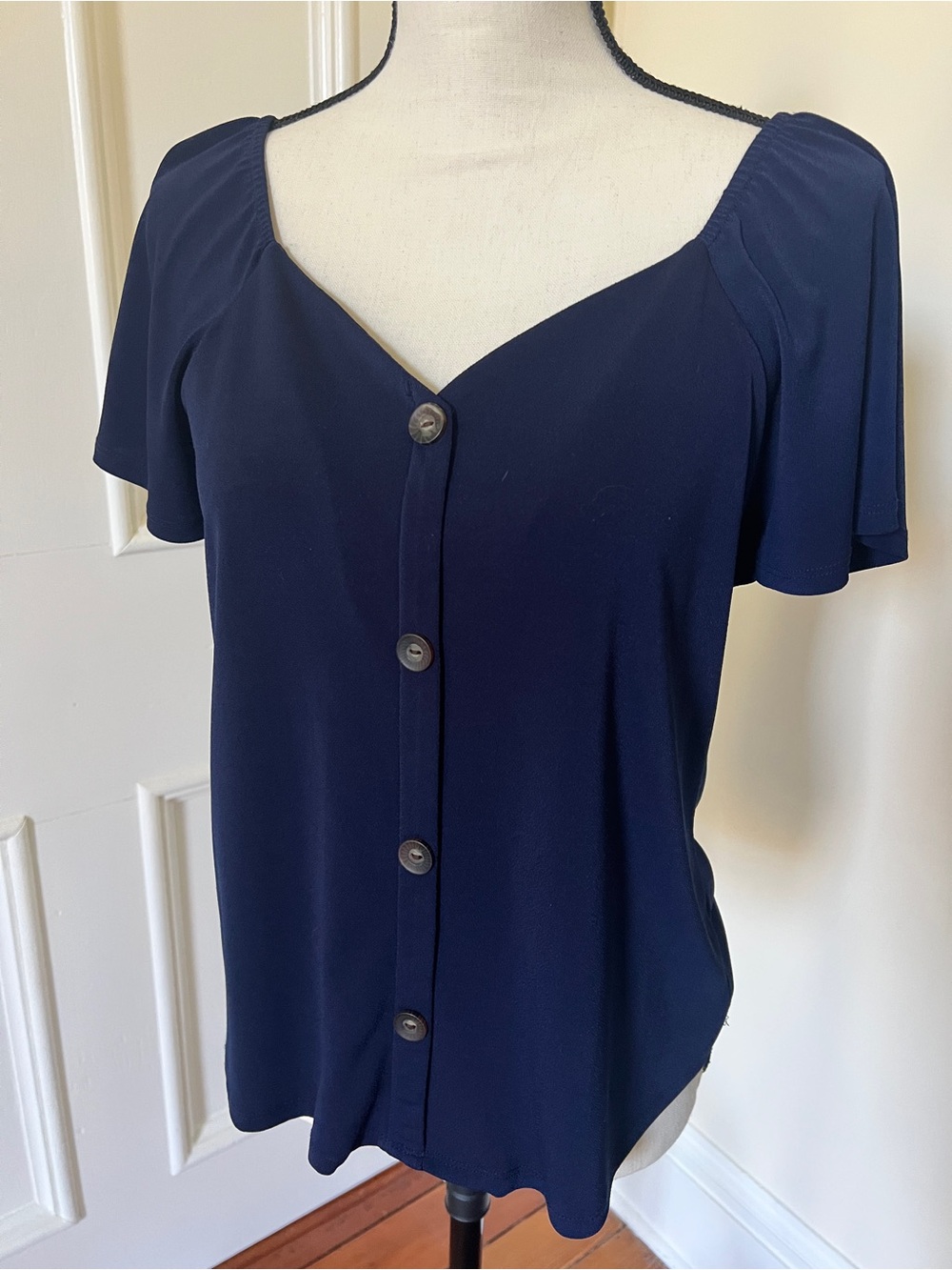Monteau dark blue flutter sleeve blouse | size M